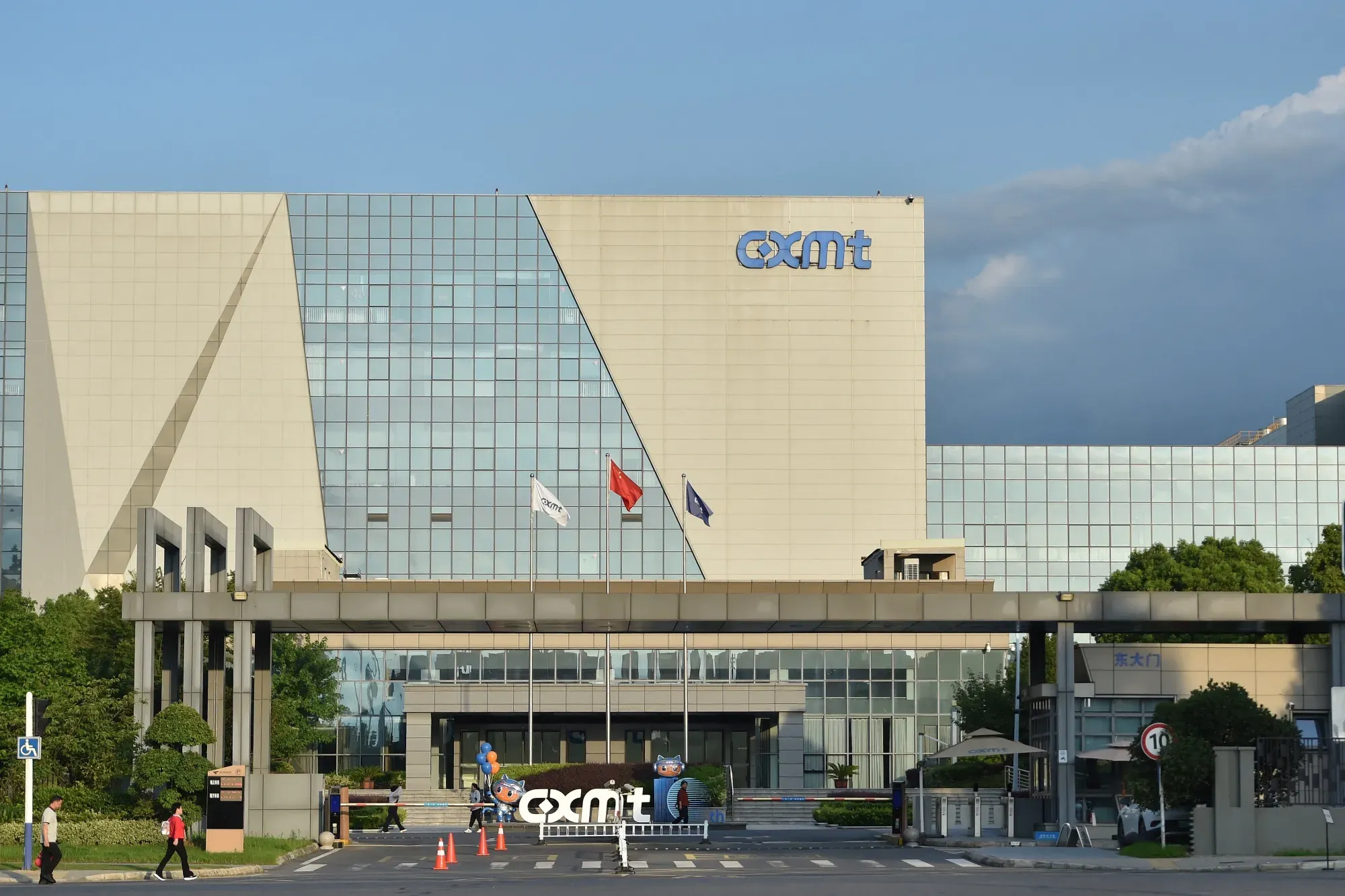 Micron Shares Drop as China’s CXMT Plans Second Beijing Chip Plant