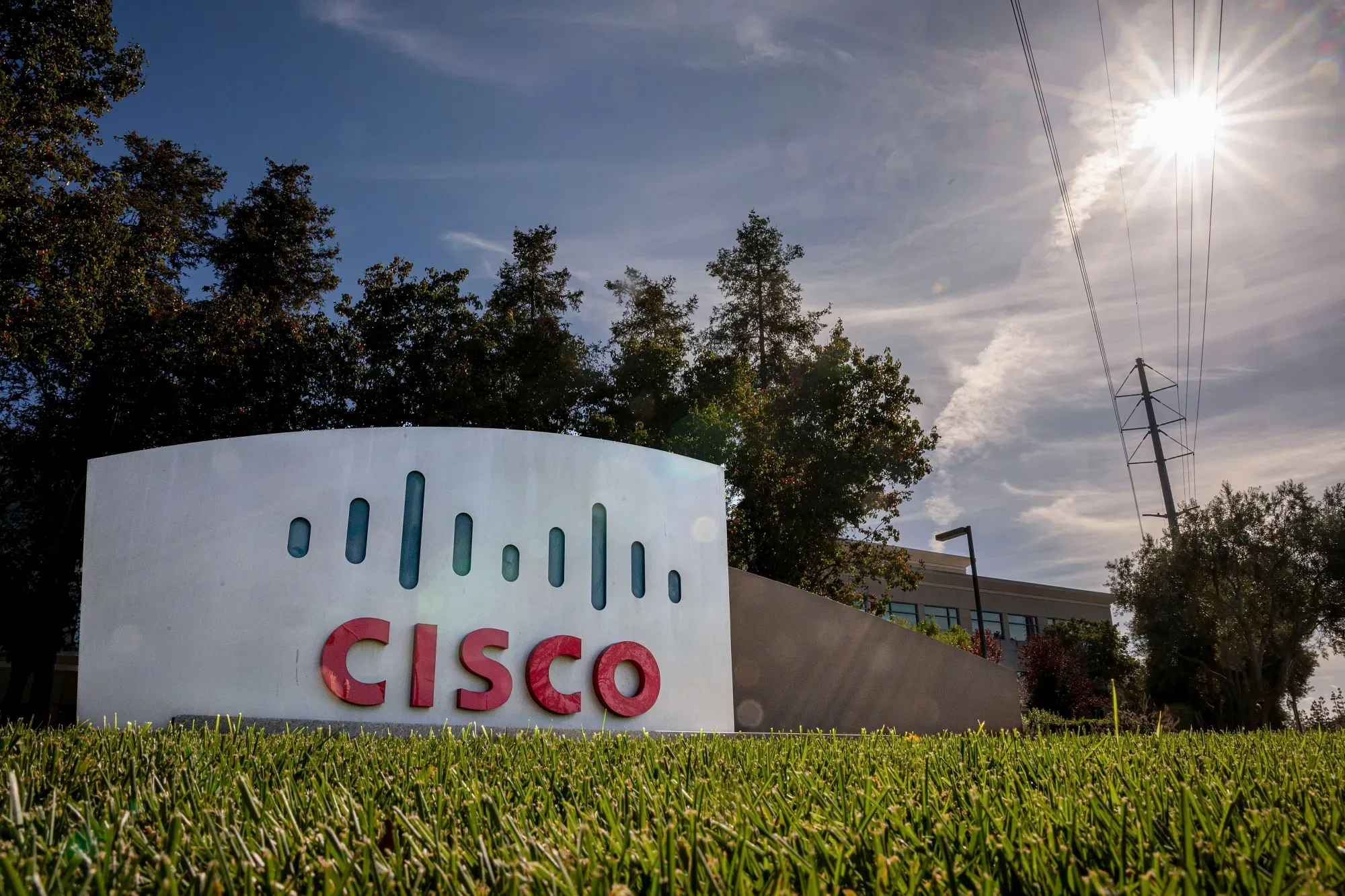 Cisco’s AI Networking Boom Delivers Record Quarter — Investors Still Sell the News  