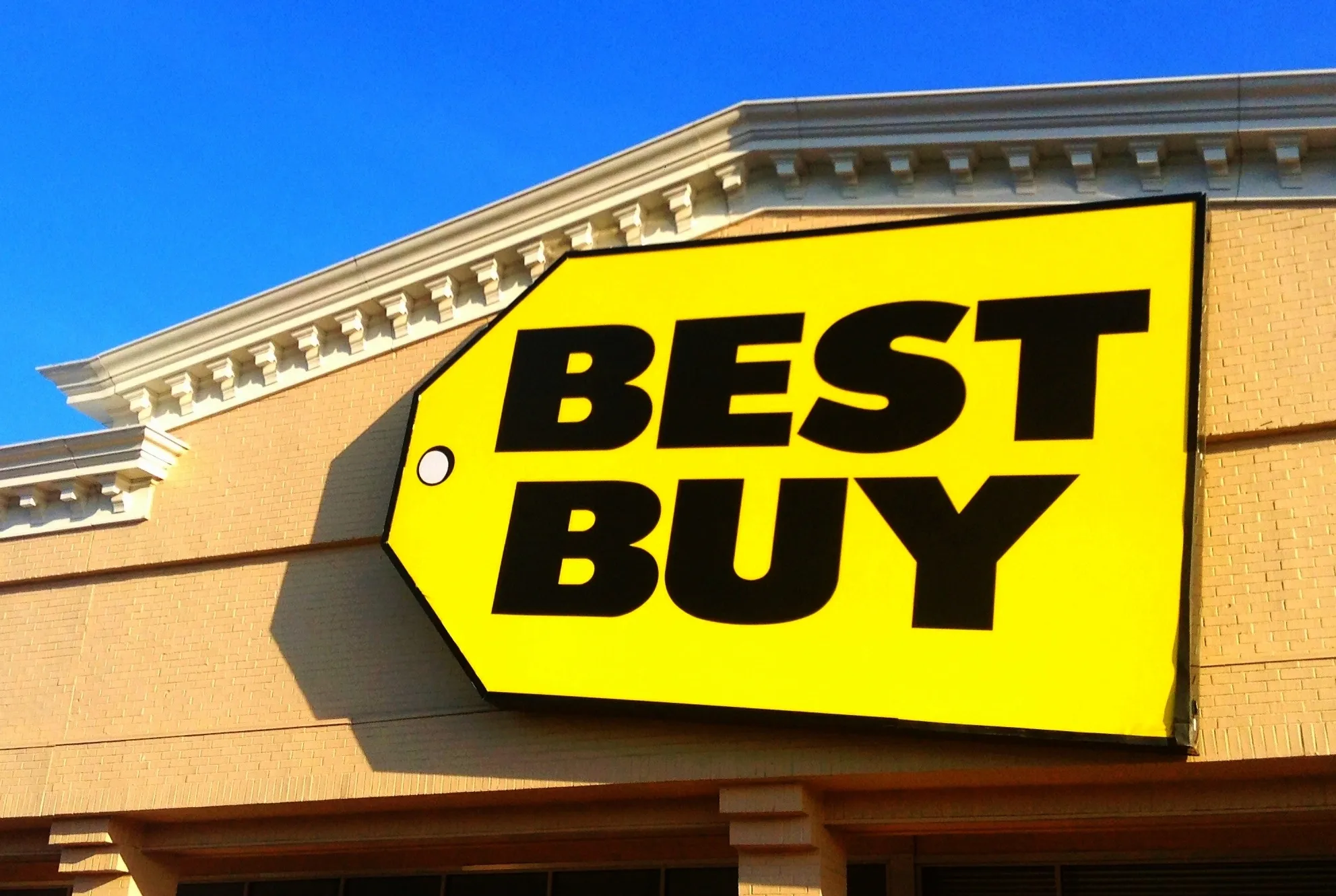 Best Buy Beat Estimates. Costs and High Expectations Hit the Stock.
