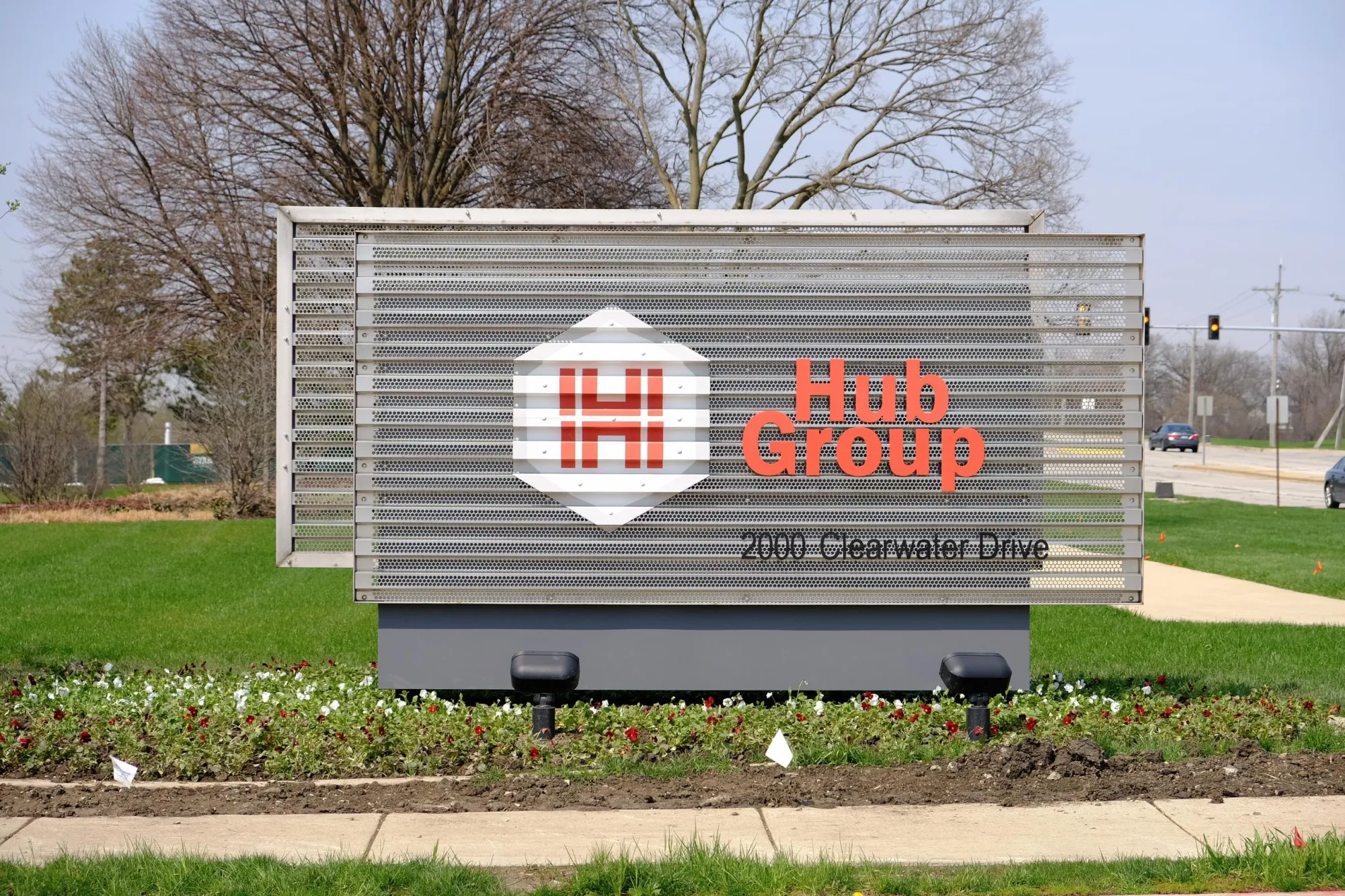 Hub Group Shares Drop as Accounting Restatement Delay Raises Nasdaq Delisting Risk
