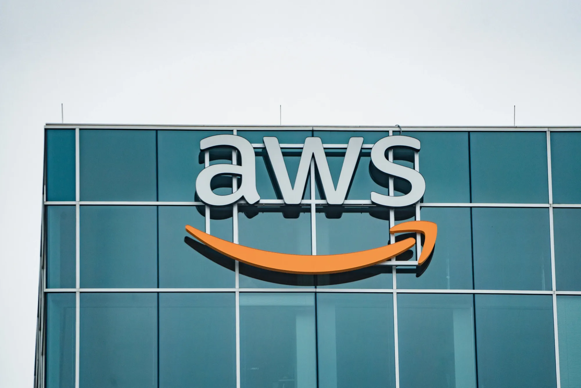 Evercore Lifts Amazon Target to $355 After Survey Shows AI Driving Extra Sales