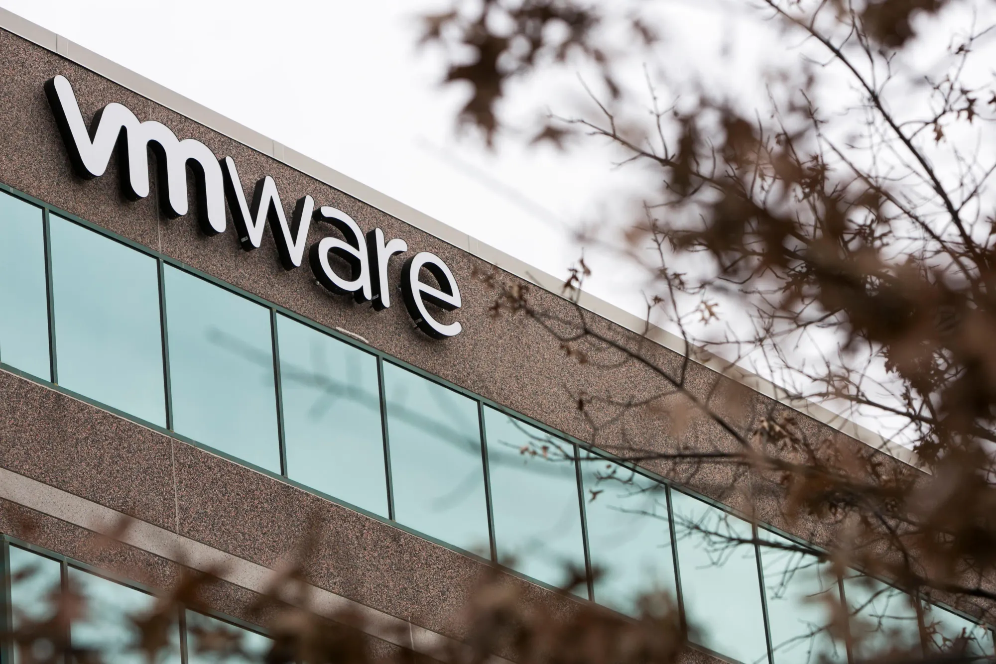 Broadcom Faces Investor Pressure from XPV AI Concerns and VMware RCE Attacks