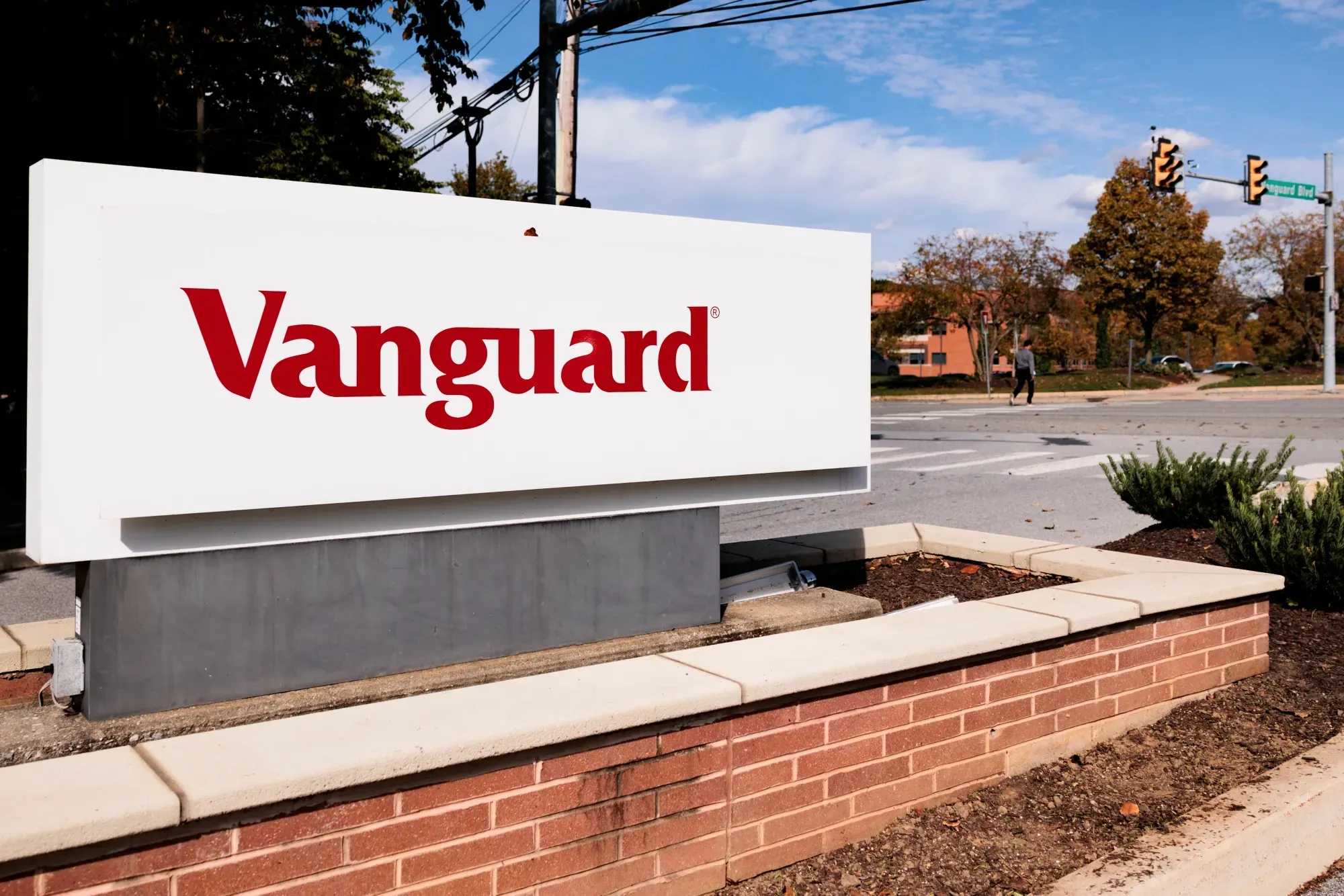 Schwab and Big Banks Slide as Vanguard’s Altruist Deal Raises AI Threat in Wealth Management