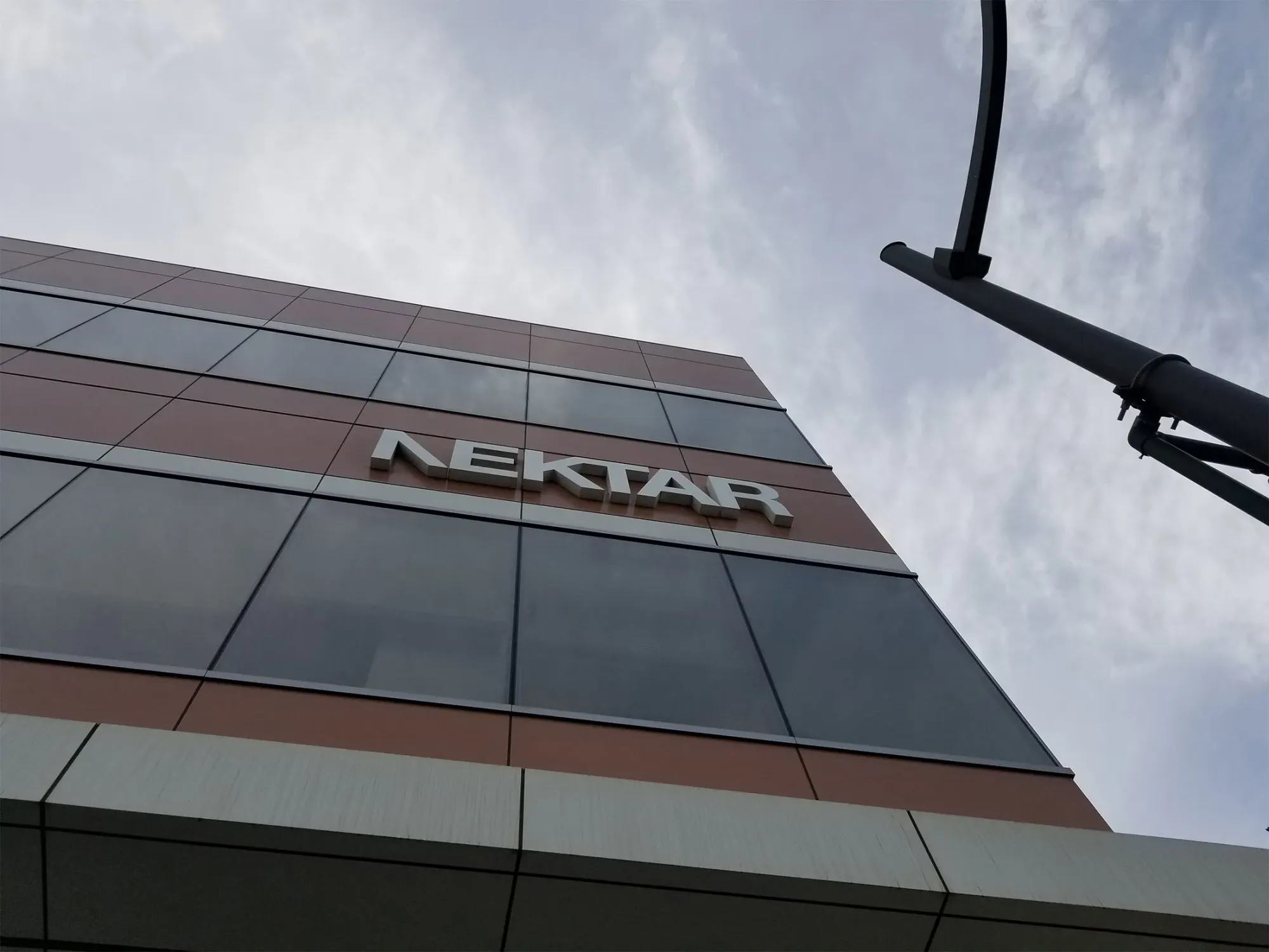 Nektar Shares Slide as Jury Weighs Lilly Lawsuit Over Rezpeg
