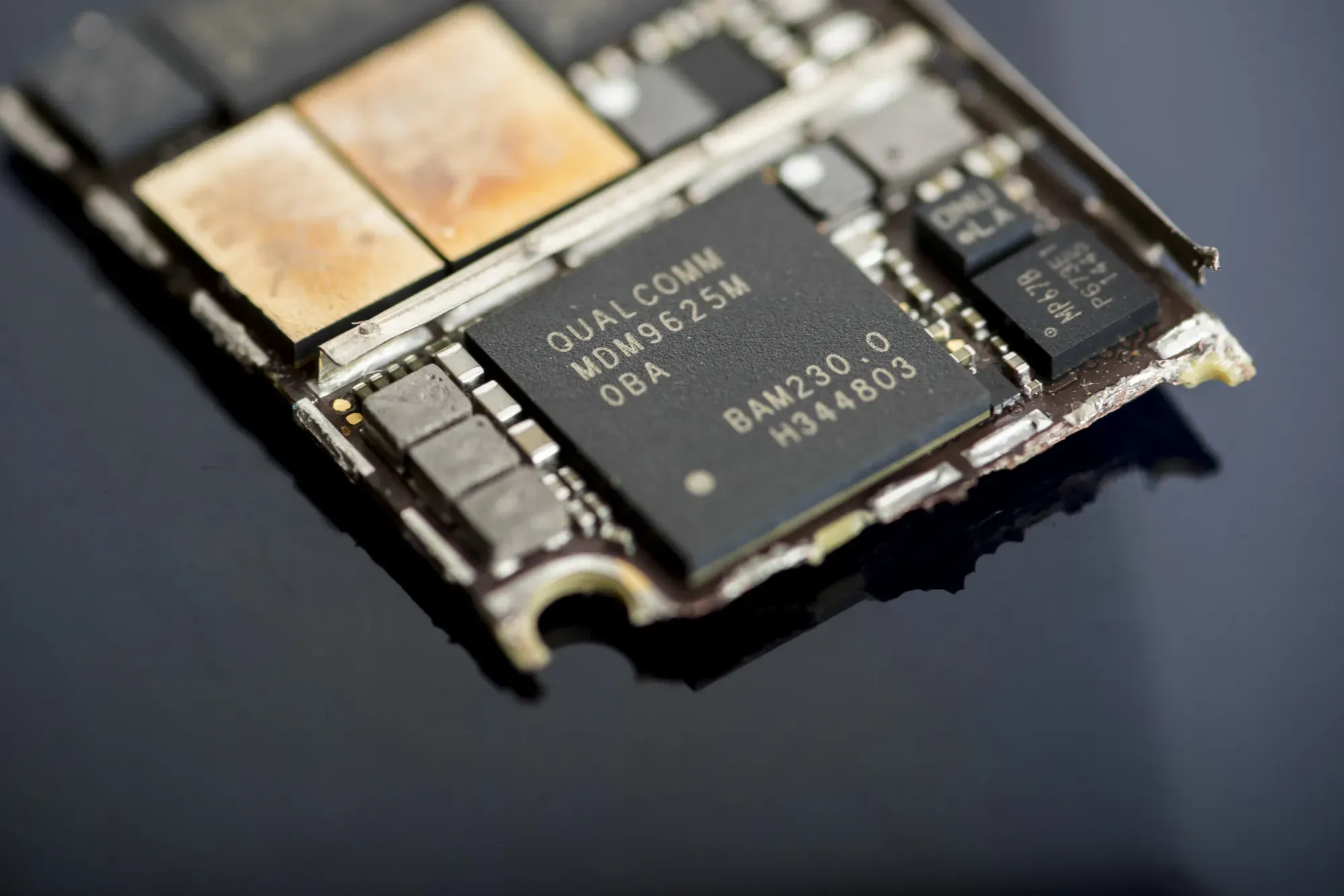 Apple-Qualcomm Patent Renewal Draws Mixed Analyst Views After 2019 Legal Fight