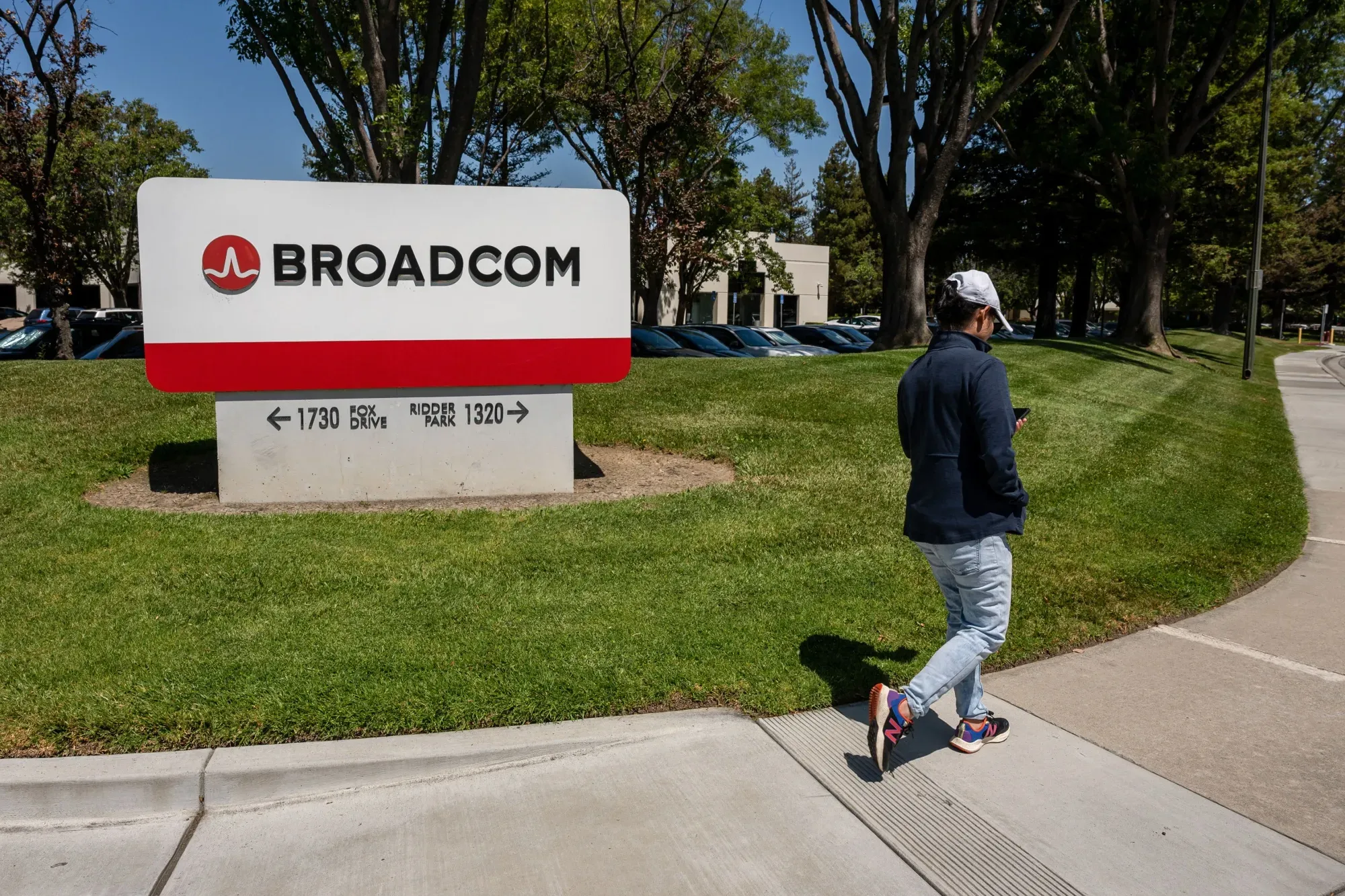 Broadcom Beats Q3 Estimates but Guides Q4 Revenue Below Consensus