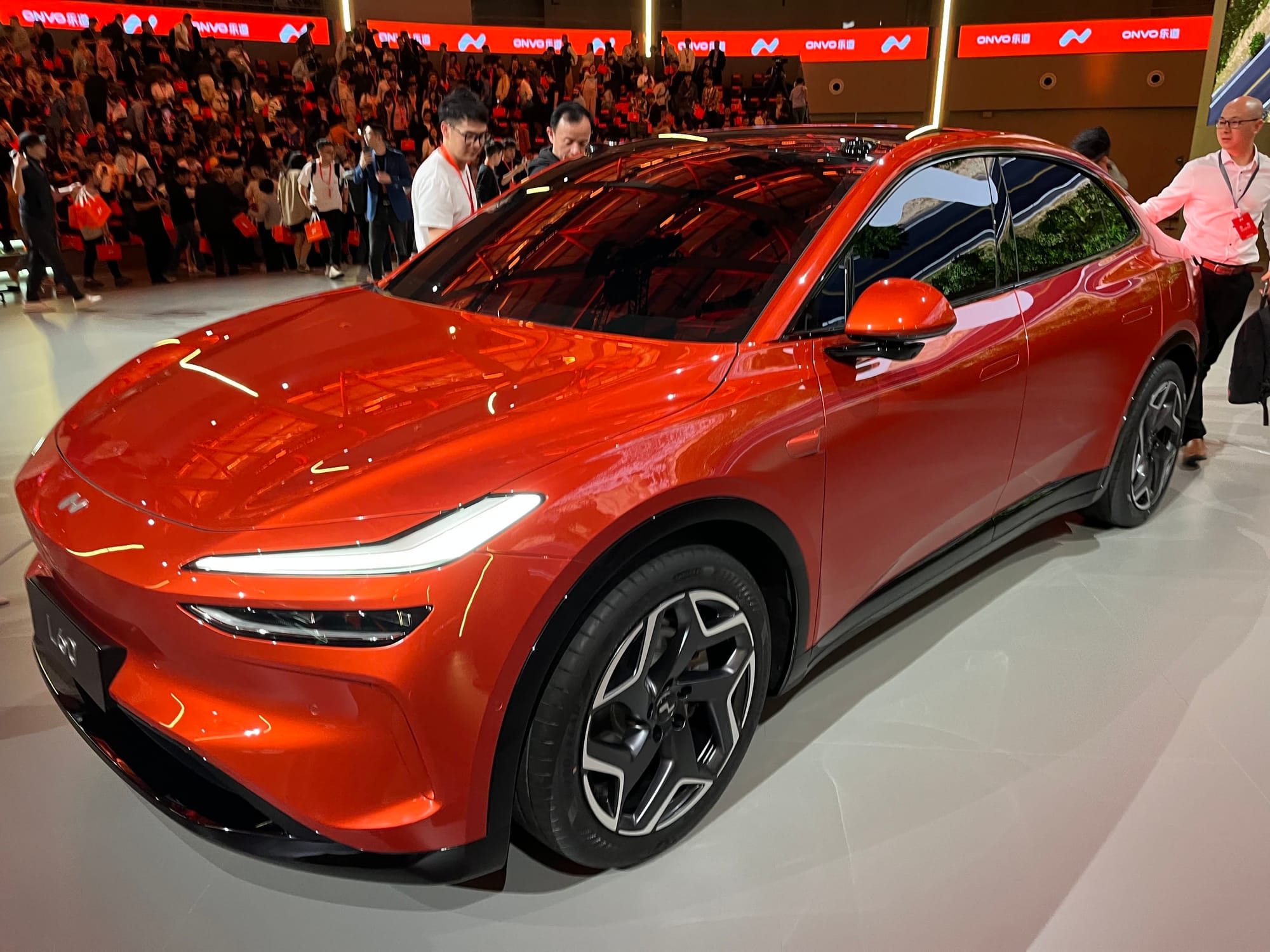 NIO Shares Fall on Brand Mix Concerns, Cautious Outlook