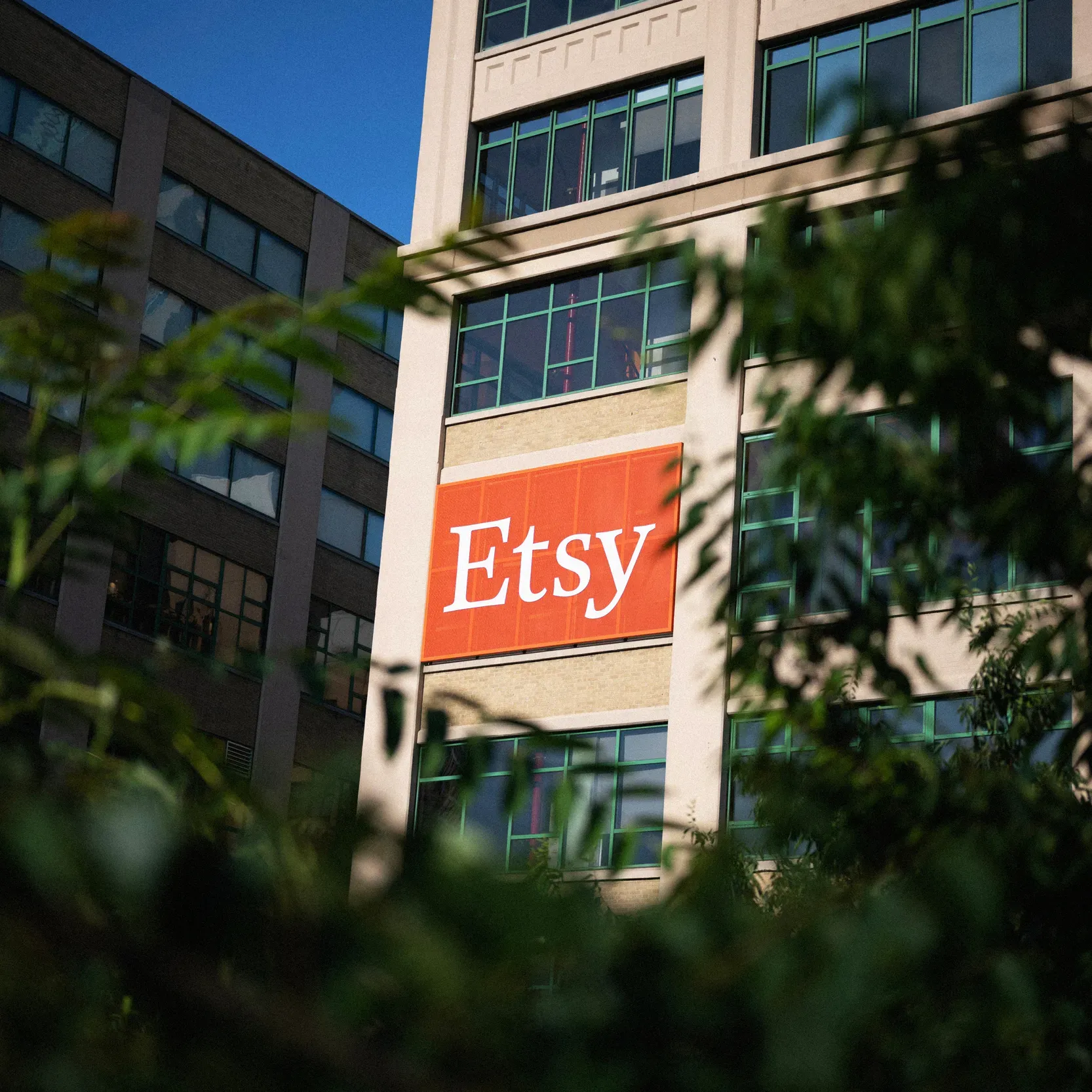 Oppenheimer Upgrades Etsy to Outperform on AI Search and App Gains