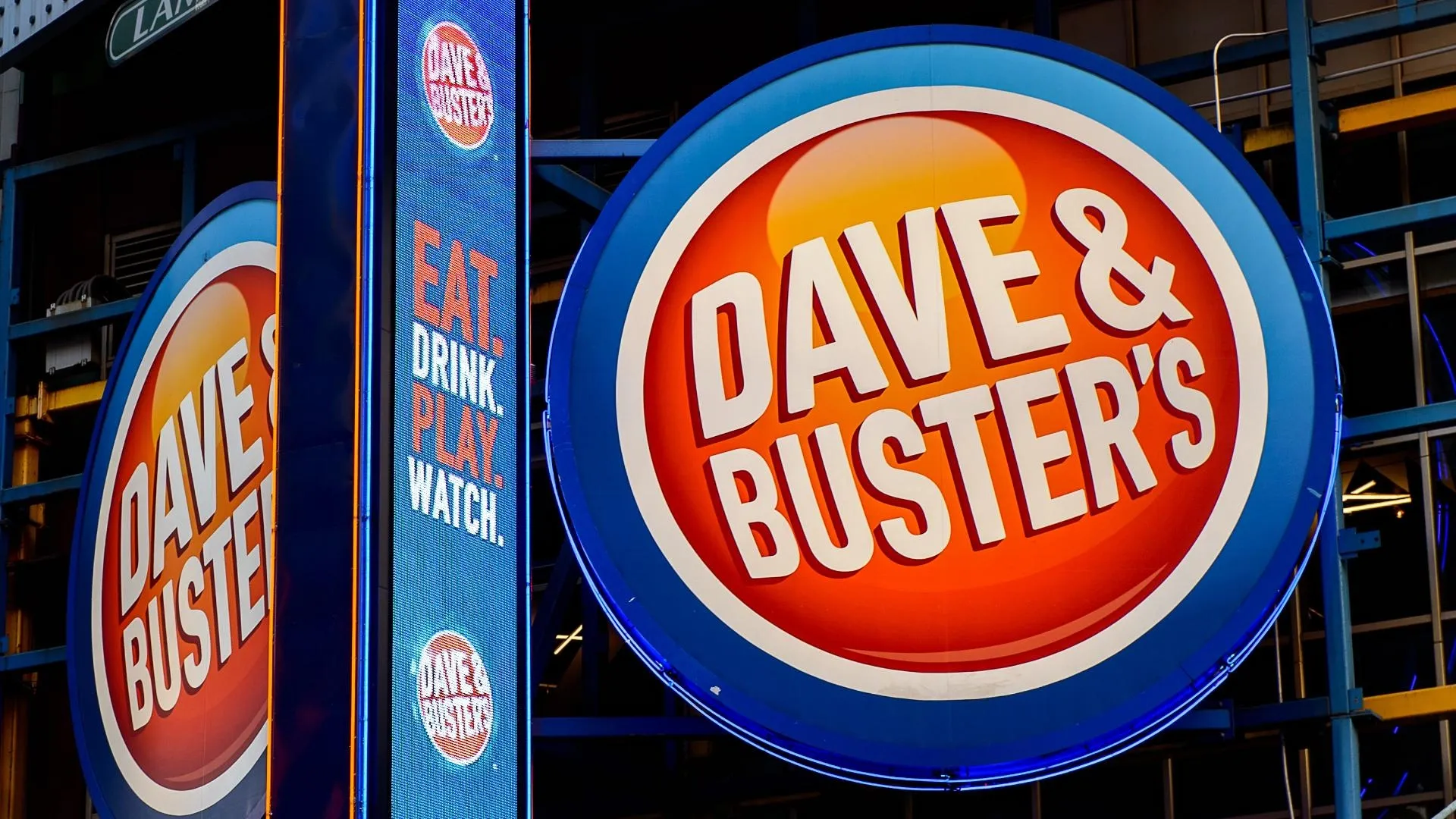 Dave & Buster’s Swings to a Loss as Game Sales Keep Falling