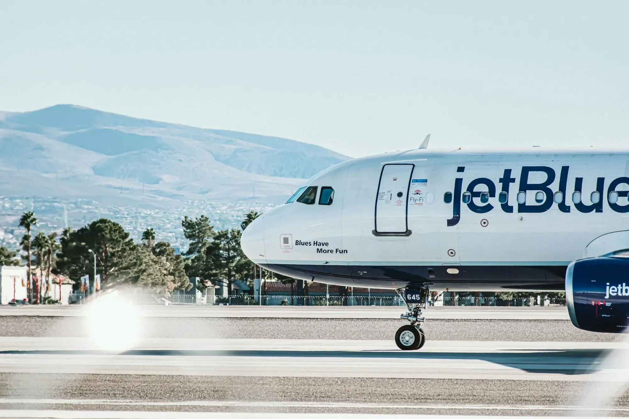 JetBlue Creditors Hire Restructuring Advisers as Bonds Plunge to 42 Cents