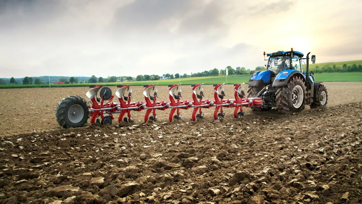 JPMorgan Cuts Outlook for CNH Industrial After Deere’s Industry Update