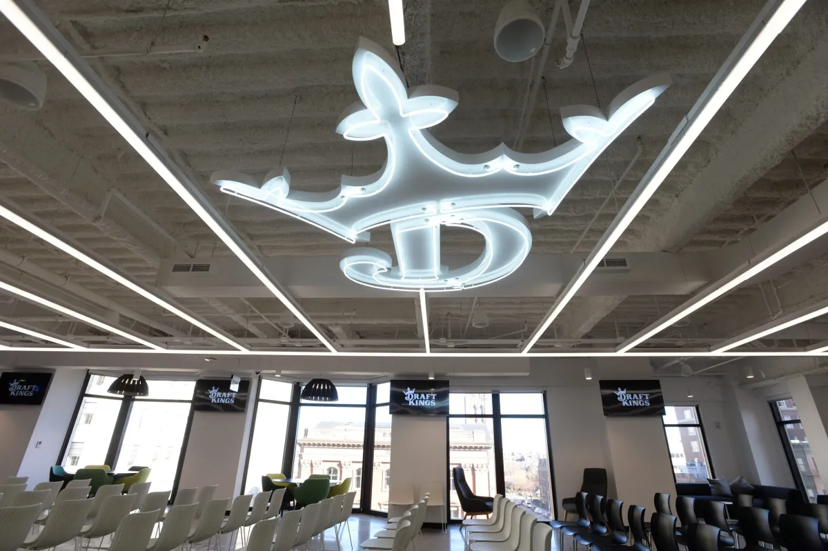 DraftKings Misses Targets and Slashes 2025 Forecast Amid Competition Pressures