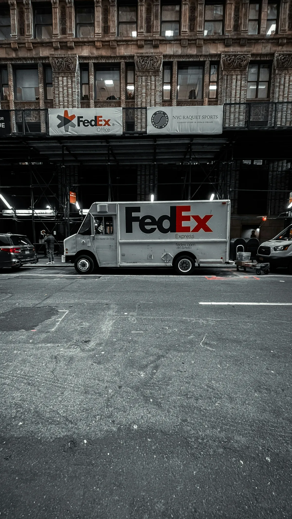 FedEx Q2 Earnings Beat Estimates, Raises 2026 Outlook
