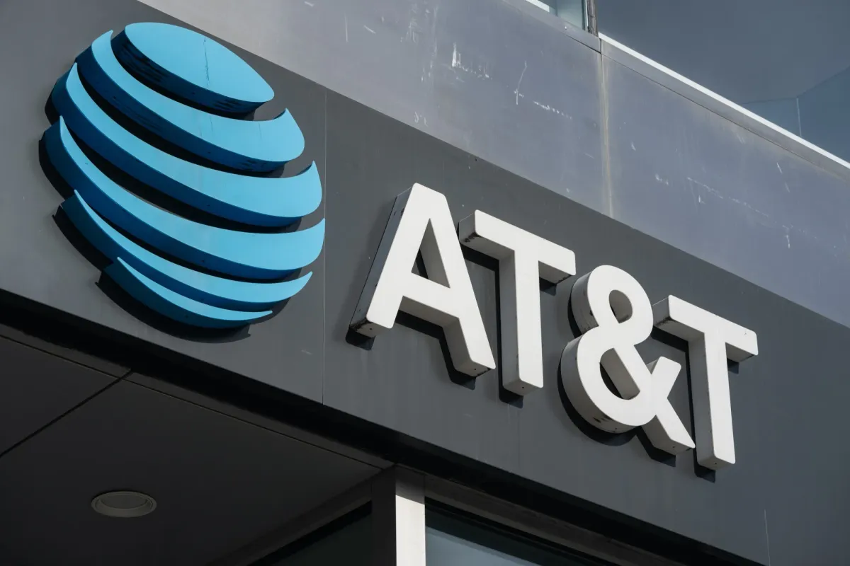 Oppenheimer Downgrades AT&T: Satellite Internet Threatens Broadband Future
