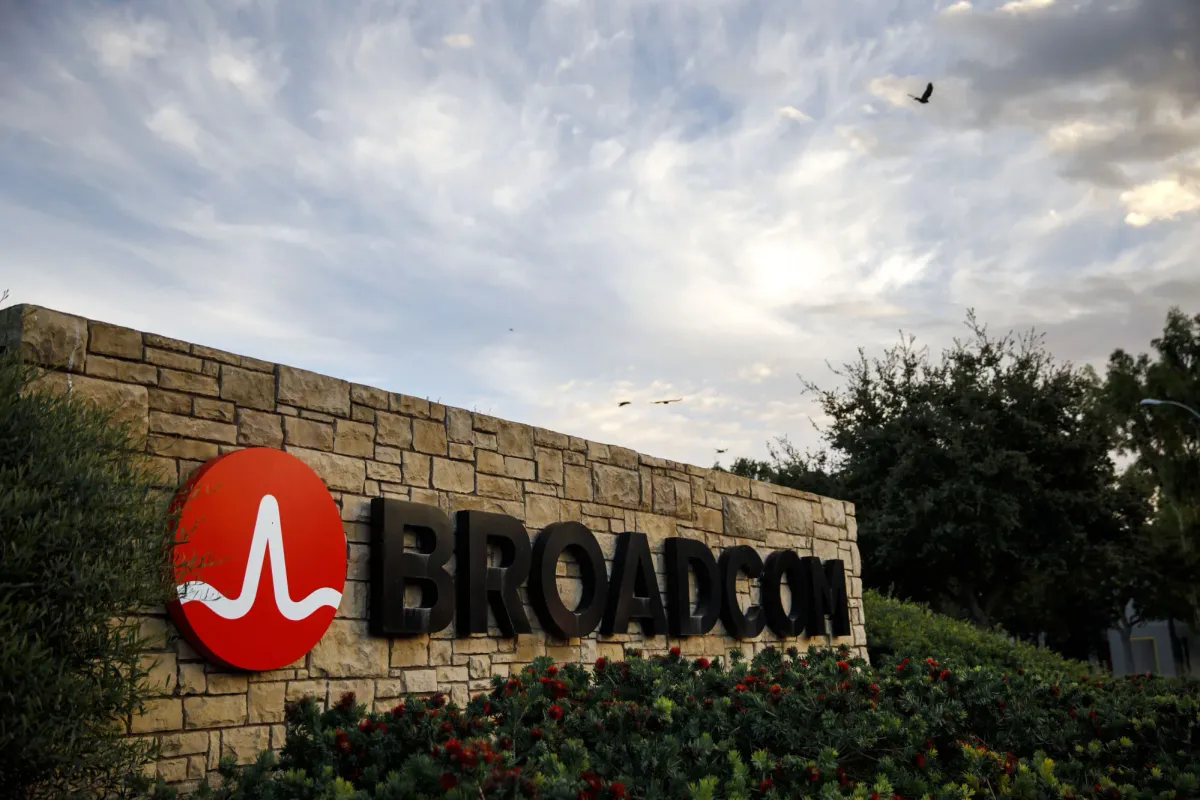 Macquarie Downgrades Broadcom to Neutral Over Google’s Chip Shift