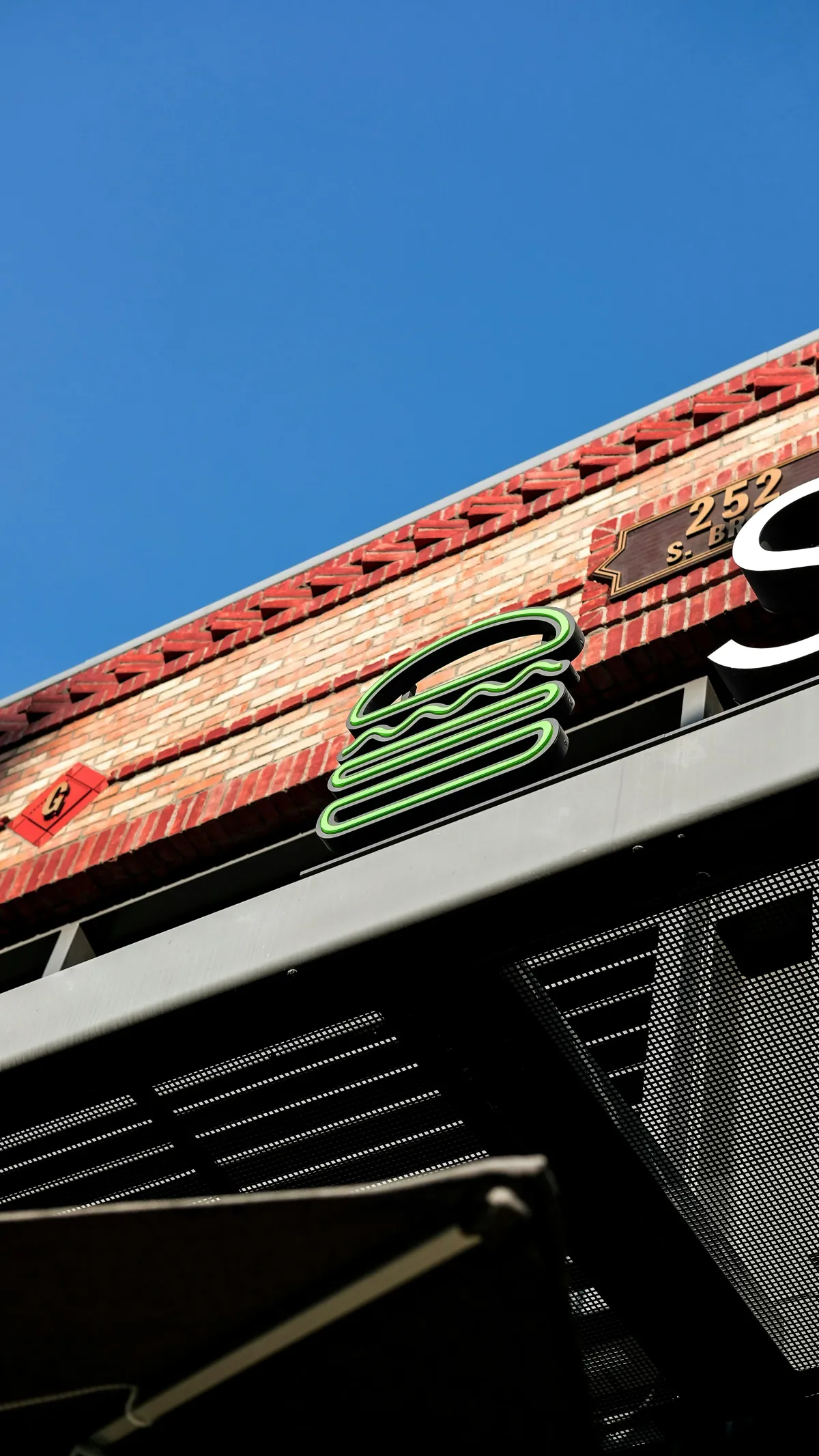 Shake Shack Cuts Revenue and Profit Outlook for Q2 and Full Year 2026