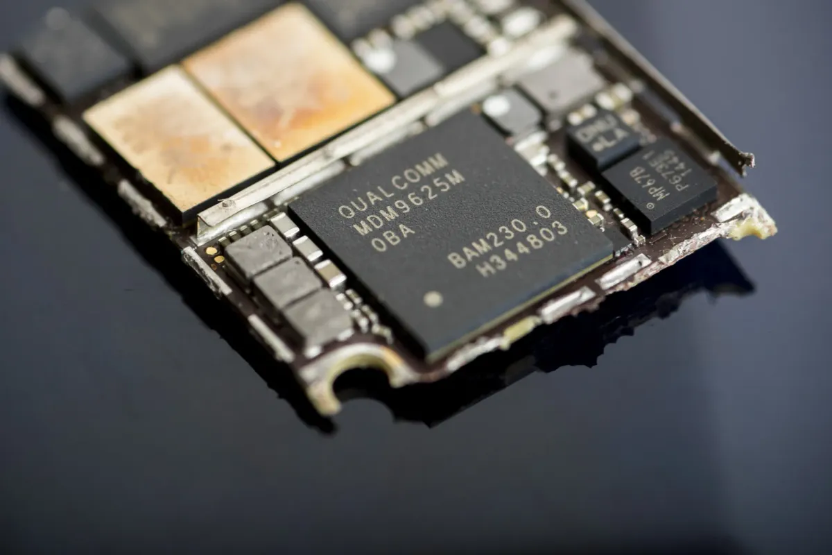 Apple-Qualcomm Patent Renewal Draws Mixed Analyst Views After 2019 Legal Fight