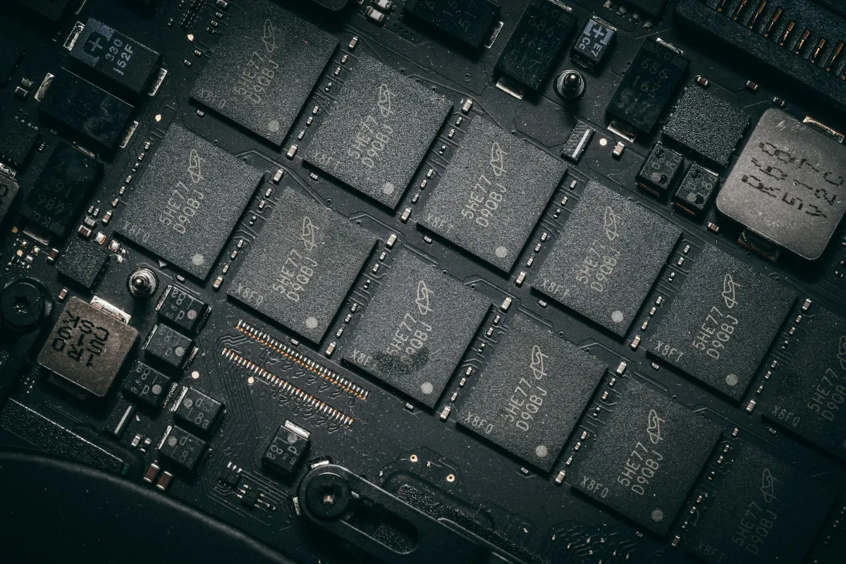 Memory Chip Stocks Fall as China’s CXMT Claims Progress on Denser DRAM Design