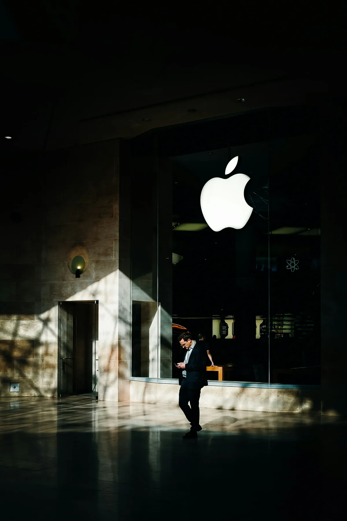 Apple Hits $5 Trillion as AI Stocks Slide on Anthropic Slowdown and Inflation